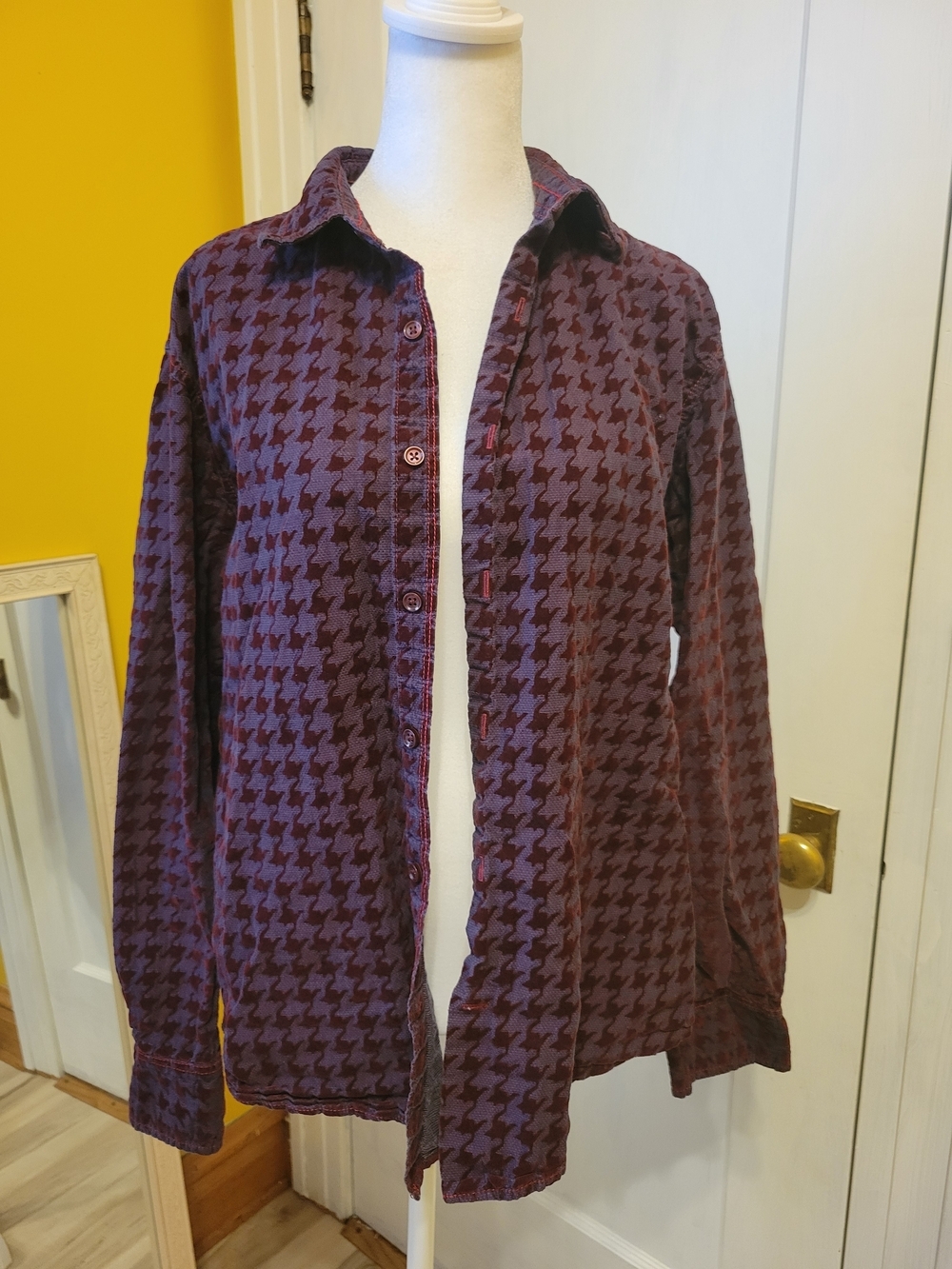 Men's Vintage Casual Button-Down Shirt in Deep Burgundy PTP 18"